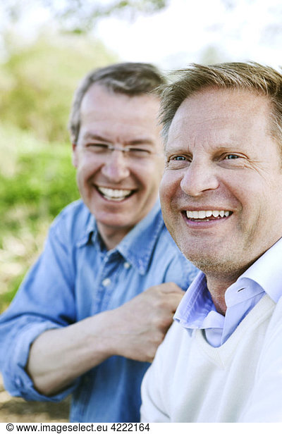 Zwei Freunde lachend