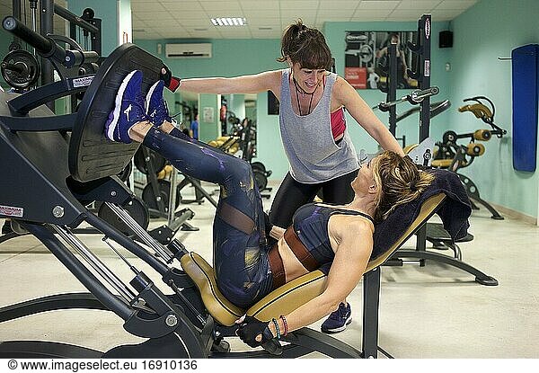 Zwei Freunde trainieren zusammen im Fitnessstudio