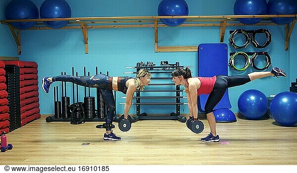 Zwei Freunde trainieren zusammen im Fitnessstudio