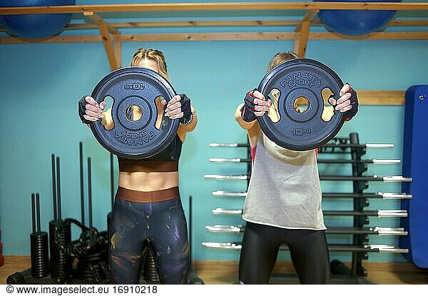 Zwei Freunde trainieren zusammen im Fitnessstudio
