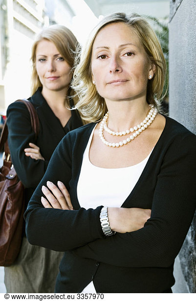 Zwei Geschäftsfrauen im Freien stehend