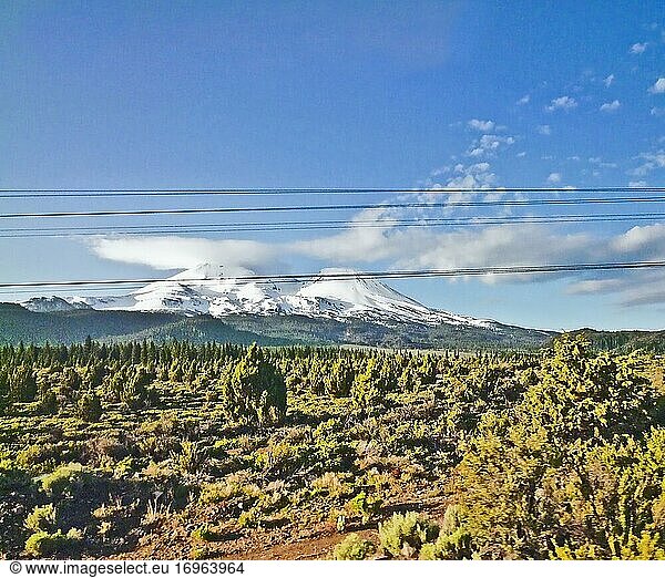 Zwei Gipfel des Mt. Shasta in Nordkalifornien. Der Berg ist ein potenziell aktiver Vulkan am südlichen Ende der Cascade Range im Westen der Vereinigten Staaten.