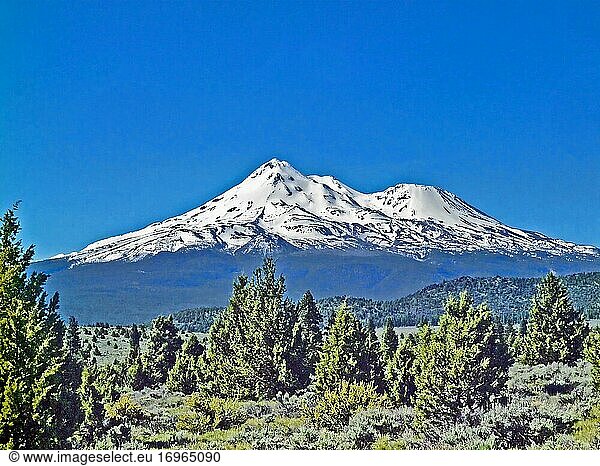 Zwei Gipfel des Mt. Shasta in Nordkalifornien. Der Berg ist ein potenziell aktiver Vulkan am südlichen Ende der Cascade Range im Westen der Vereinigten Staaten.