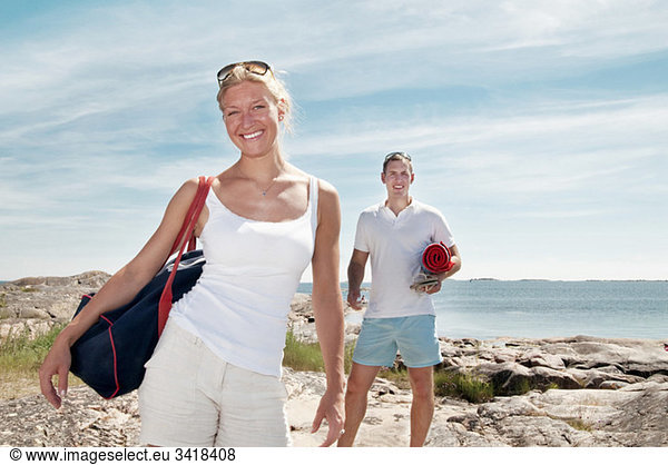Zwei glückliche Menschen am Strand