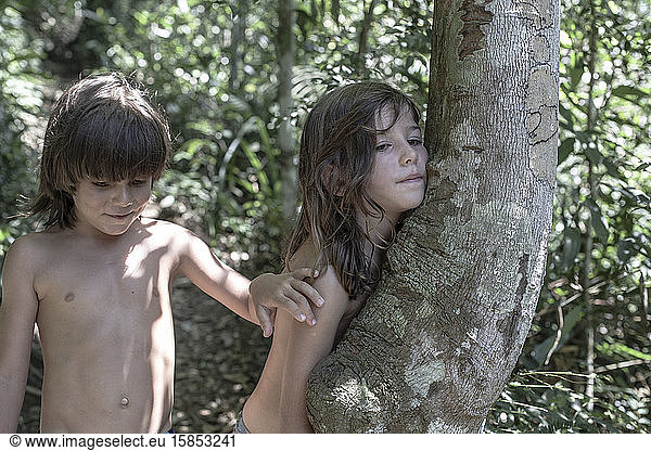 Zwei hübsche Kinder genießen Regenwald-Vibe