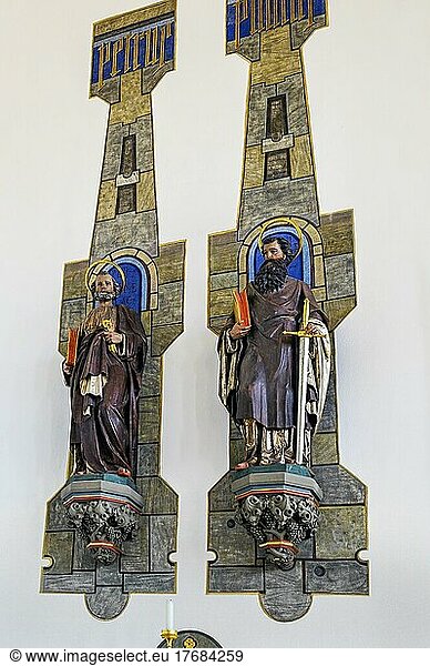 Zwei Heiligenfiguren  Peter und Paul  St. Peter und Paul  katholische Pfarrkirche von Oberstaufen  Allgäu  Bayern  Deutschland  Europa