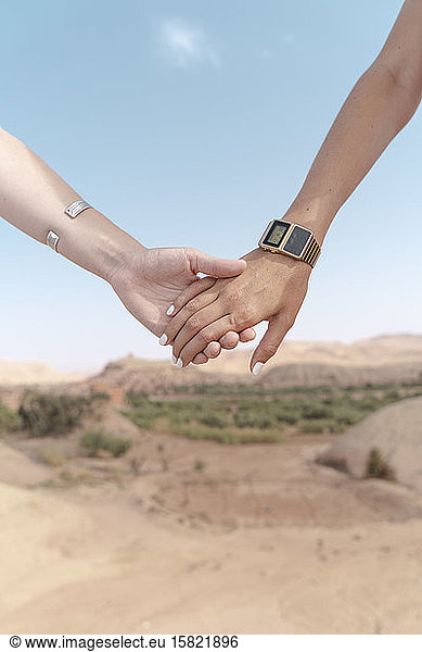 Zwei junge Frauen halten Händchen  Ouarzazate  Marokko