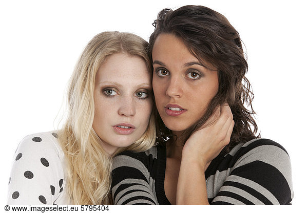 Zwei junge Frauen posieren  Portrait