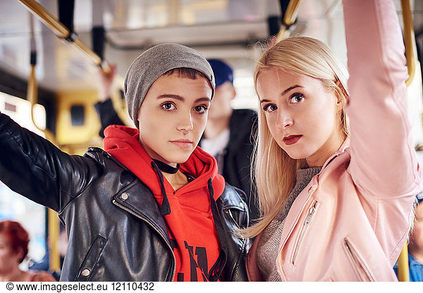 Zwei junge Frauen stehen in der Stadtbahn