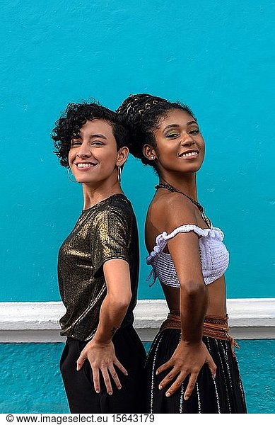 Zwei junge lateinamerikanische Frauen  Cali  Kolumbien  Südamerika