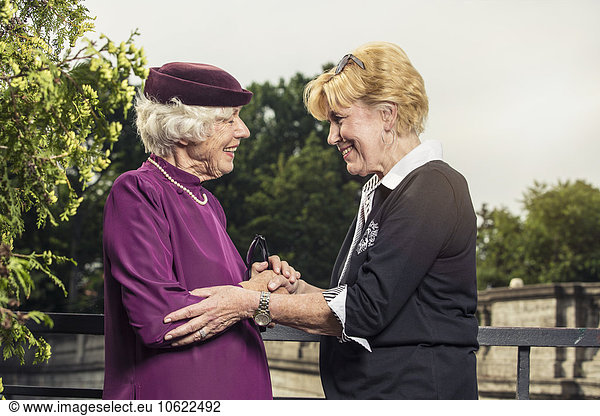 Zwei kommunizierende Seniorinnen