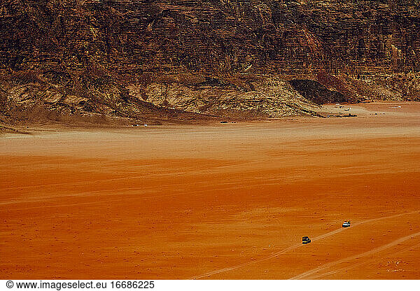 Zwei Lastwagen treffen in der Wüste von Wadi Rum  Jordanien  aufeinander