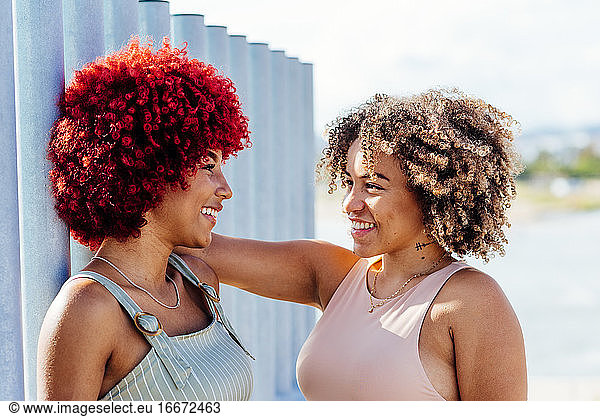 Zwei Latinos mit Afro-Haar in unbeschwerter Haltung.