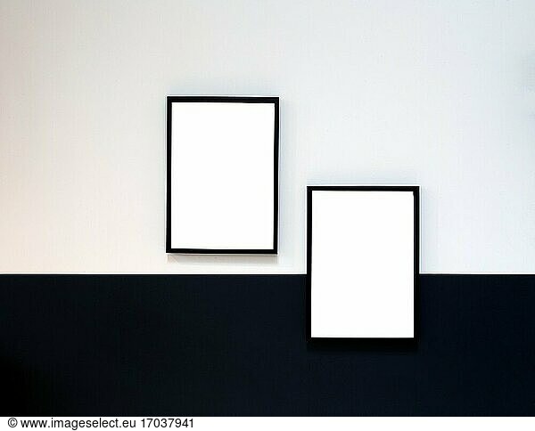 Zwei leere Poster  Leinwand  Rahmen hängen an der schwarzen und weißen Wand  Innenarchitektur moderne Mock-up-Rahmen kopieren Raum .