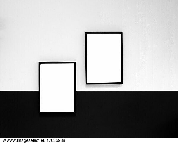 Zwei leere Poster  Leinwand  Rahmen hängen an der schwarzen und weißen Wand  Innenarchitektur moderne Mock-up-Rahmen kopieren Raum  Platz für Text.