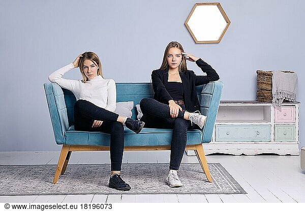 Zwei Mädchen sitzen zusammen auf dem Sofa. Freundschaft und Teenager Beziehungen