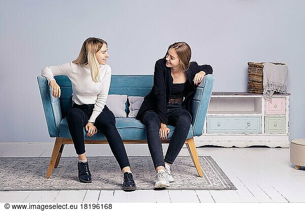 Zwei Mädchen unterhalten sich auf der Couch. Freundschaft und Teenager Beziehungen