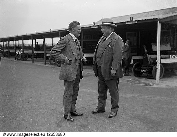 Zwei Männer unterhalten sich auf der Brooklands-Rennstrecke  Surrey  1920er Jahre. Künstler: Bill Brunell.