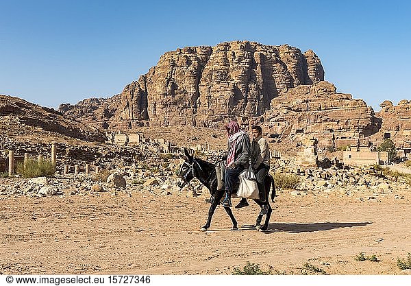 Zwei Marokkaner reiten auf einem Esel  Petra  Jordanien  Asien