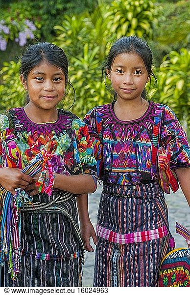 Zwei Maya-Mädchen in traditioneller Kleidung in der Stadt Panajachel am Atitlan-See im südwestlichen guatemaltekischen Hochland  Guatemala.