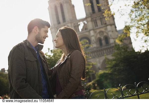 Zwei Menschen  ein eng beieinander stehendes Paar in einer historischen Stadt