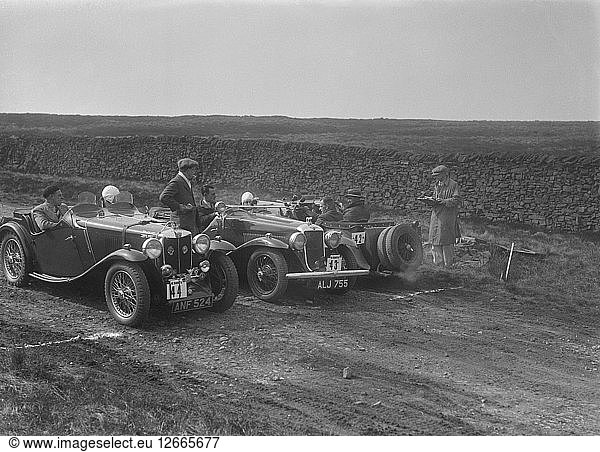 Zwei MG Magnettes und ein Hillman Aero Minx bei der Sunbac Inter-Club Team Trial  1935. Künstler: Bill Brunell.