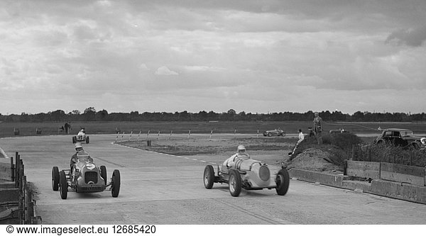 Zwei MGs bei einem Rennen in Brooklands  Surrey  um 1930. Künstler: Bill Brunell.