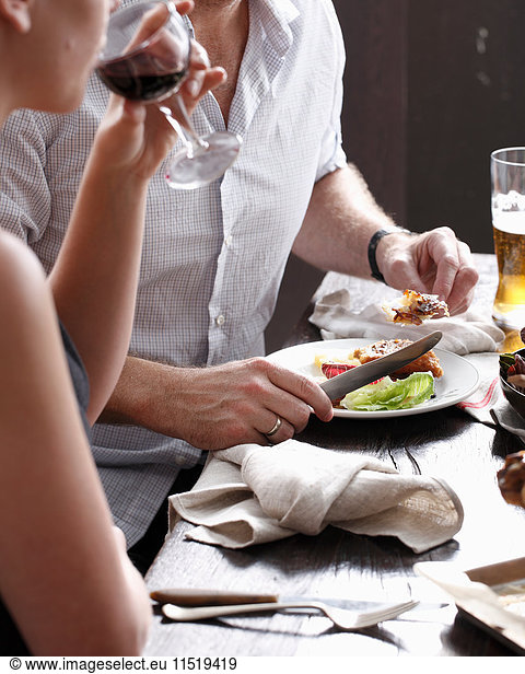 Zwei Personen essen und trinken im Restaurant  mittlerer Abschnitt