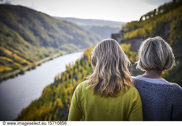 Zwei reife Frauen genießen die Aussicht von einem Berg