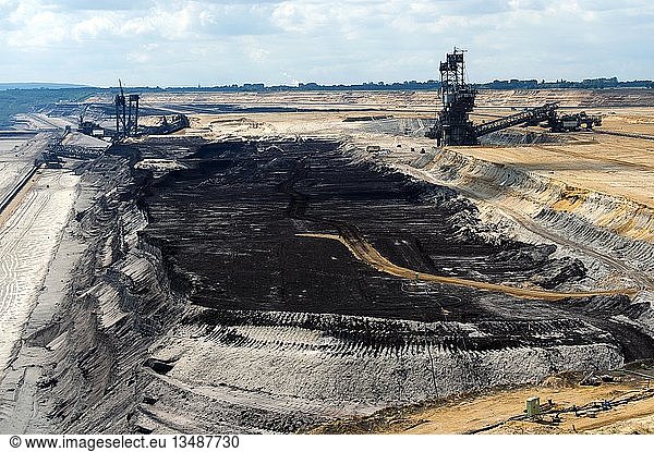 Zwei Schaufelbagger und ein Kohleflöz im Tagebau in Garzweiler  Nordrhein-Westfalen  Deutschland  Europa