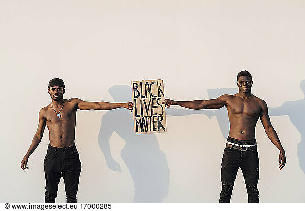 Zwei schwarze Männer mit Black-Lives-Matter-Schild