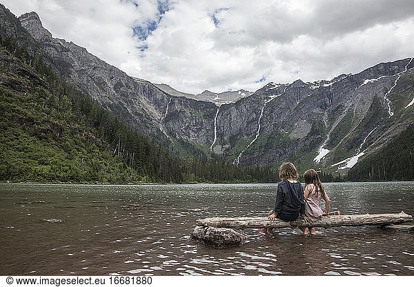 Zwei Schwestern besuchen den Alpensee