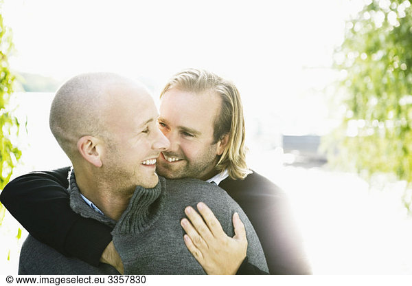 Zwei schwule Männer  die sich gegenseitig festhalten.