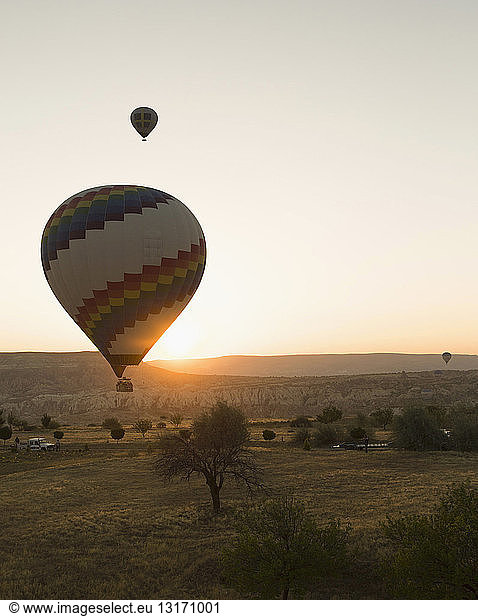 Zwei silhouettierte Heissluftballons bei Sonnenuntergang  Kappadokien  Anatolien  Türkei