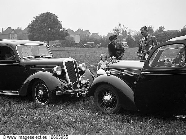 Zwei Standard Flying Twelves bei der Gymkhana des Standard Car Owners Club  8. Mai 1938. Künstler: Bill Brunell.
