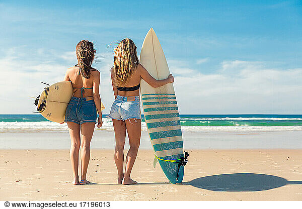 Zwei Surferinnen am Strand