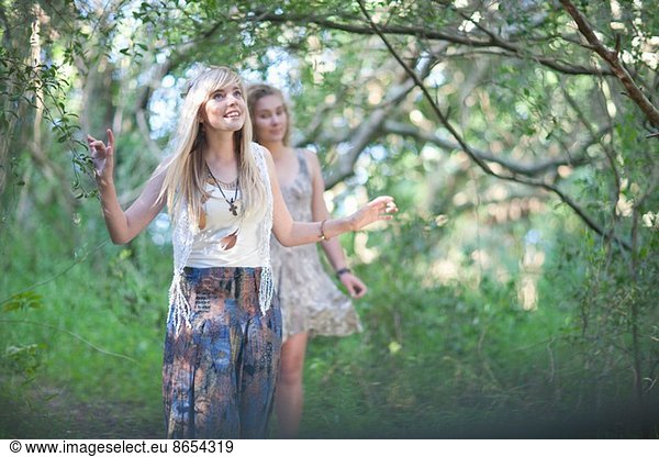Zwei Teenager-Mädchen entdecken den Wald.