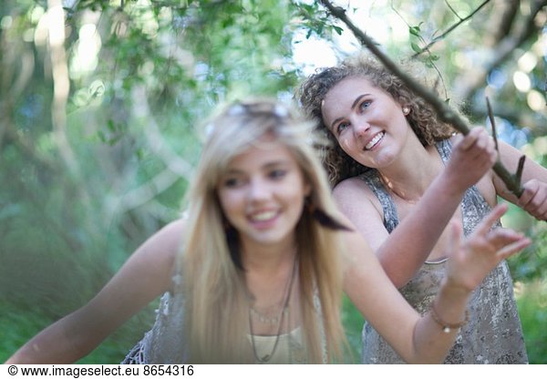 Zwei Teenager-Mädchen entdecken den Wald