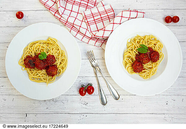 Zwei Teller Spaghetti mit vegetarischen Hackfleischbällchen
