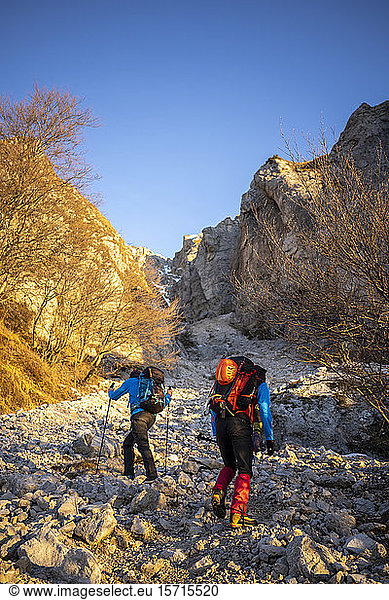 Zwei Wanderer beginnen den Aufstieg zum Berg  Orobie Alps  Lecco  Italien