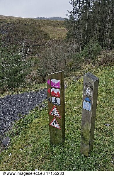 Zweisprachiges walisisches und englisches Schild am Naturschutzgebiet Bwlch Nant Yr Arian  der Heimat der gefährdeten Rotmilanvögel in Ceredigion  Wales  UK.