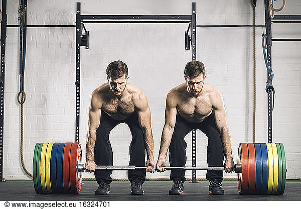 Zwillingsbrüder beim Gewichtheben im Fitnessstudio