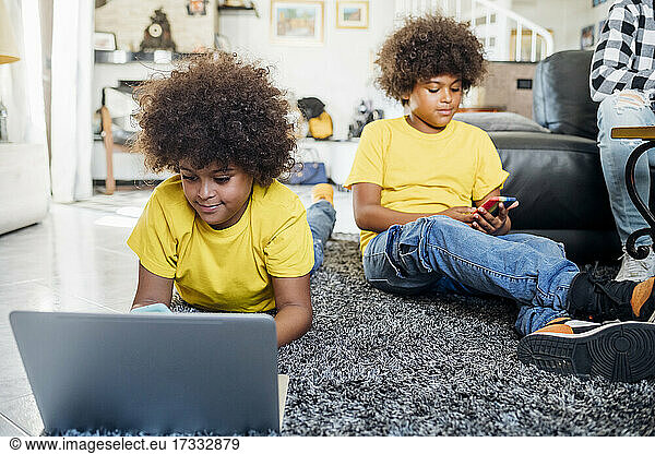Zwillingsbrüder nutzen drahtlose Technologien zu Hause