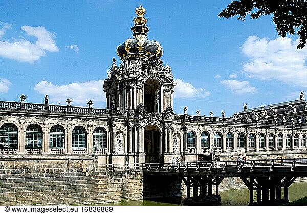 Zwinger in Dresden mit Kronentor als Zugang zum Innenhof des barocken Gebäudes - Deutschland.