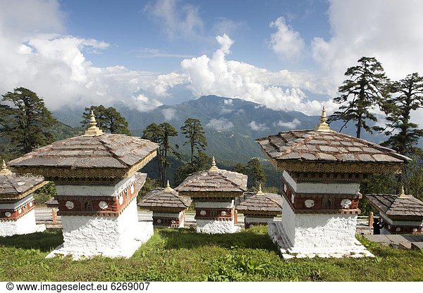 zwischen inmitten mitten entfernt Berg Berggipfel Gipfel Spitze Spitzen Ansicht Entdeckung Wald Himalaya Asien Bhutan Distanz Punakha