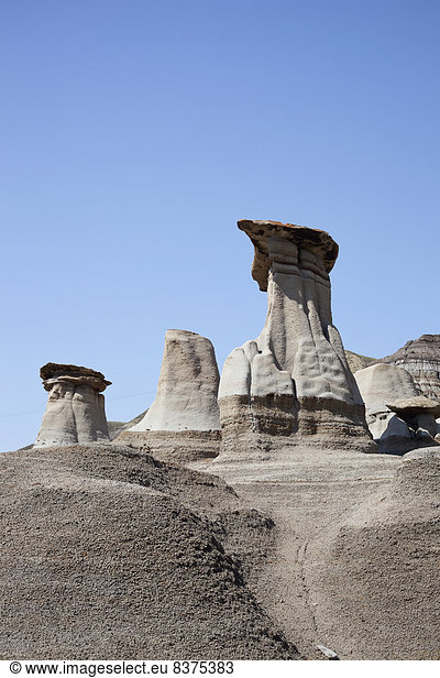 zwischen inmitten mitten Form Formen 75-80 Jahre 75 bis 80 Jahre Zeit Hoodoo 70 Alberta Kanada Drumheller Million