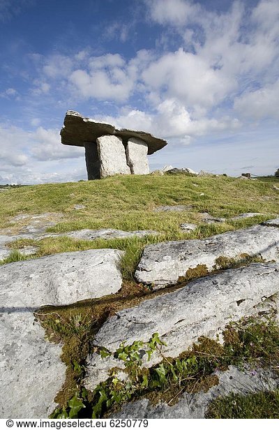 zwischen  inmitten  mitten  Jungsteinzeit  Neolithikum  Spätsteinzeit  Europa  flirten  Eingang  Depression  Loch  Clare County  0  Hünengrab  Portal  Grabmal