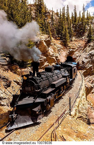 zwischen inmitten mitten Landschaftlich schön landschaftlich reizvoll ziehen Tunnel rennen Wasserdampf Zug Lokomotive New Mexico