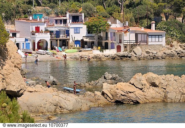 zwischen inmitten mitten nahe Hütte Tradition Palast Schloß Schlösser Strand Gebäude unterhalb Produktion Wald Boot angeln Laden Nachbarschaft Fischer Schiff Zimmer Menschenreihe Gewölbe Ufer antik Katalonien Costa Brava Girona alt Platz Spanien