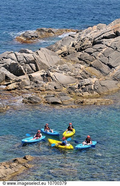 zwischen inmitten mitten nahe Palast Schloß Schlösser Strand Boot Paddel Kajak Design Bewegung Zimmer Gewölbe antik Katalonien Costa Brava Girona schmal Platz Spanien